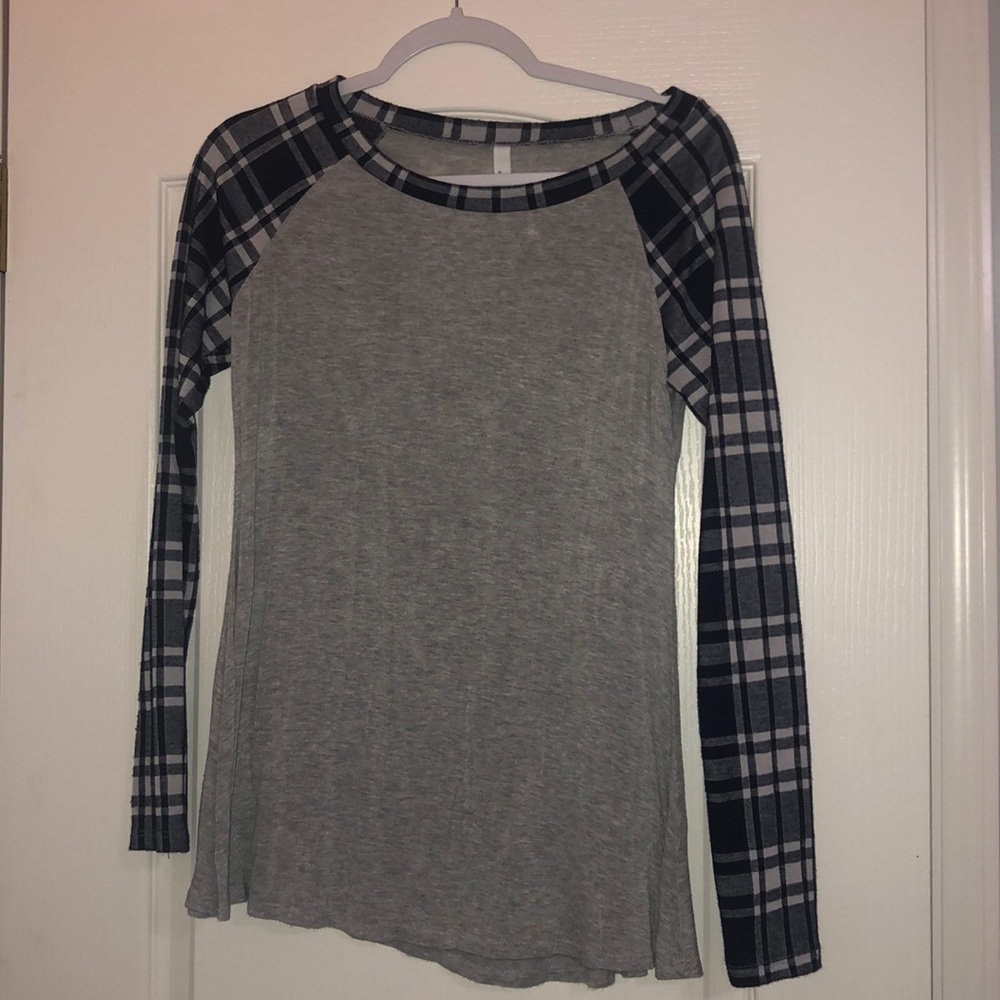 Gray and navy plaid baseball tee